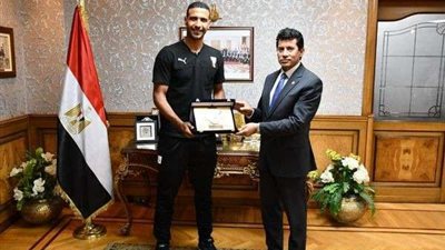 وزير الرياضة يكرم بطل تنس الطاولة اللاعب عمر عصر