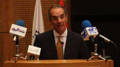 وزير الاتصالات يستعرض أمام 