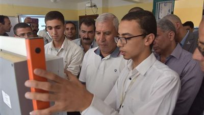 محافظ مطروح يشيد بطلاب مدرسة الضبعة النووية خلال تفقدها