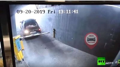 شاهد.. معركة نارية بين سائق سيارة وحاجز مرآب