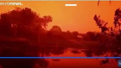 شاهد.. سماء إندونيسيا تتحول إلى 