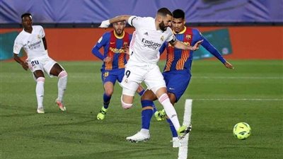 أنشيلوتي يتغنى بمستوى بنزيما مع ريال مدريد