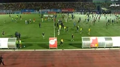 قبل مواجهة بيراميدز.. الجماهير تقتحم مباراة شبيبة القبائل وبلوزاداد (فيديو)