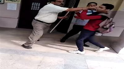 بعد ضربه بالعصا.. 