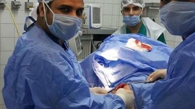 طاقم مستشفى السنبلاوين ينجح بتغيير مفصل ركبة كامل لمريض