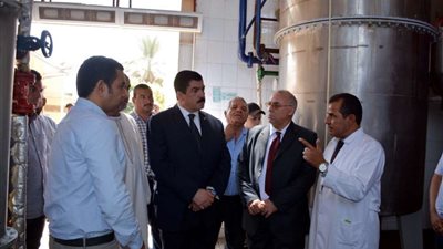محافظ القليوبية يتفقد مصنعا لإنتاج الزيوت الطبية بشبين القناطر
