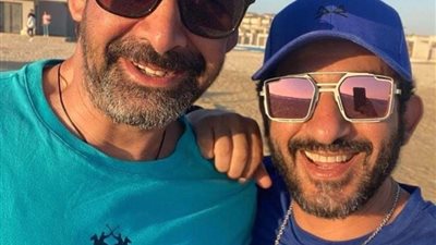 أحمد حلمي يمازح كريم عبدالعزيز على طريقته الخاصة