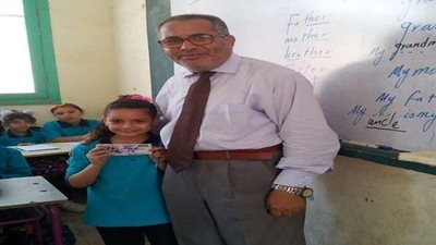 لسد العجز.. مدير مدرسة بالقليوبية يحل محل المعلمين بالفصول