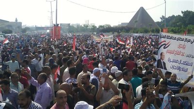 بالصور.. استمرار توافد المئات من المواطنين على ميدان المنصة لدعم السيسي