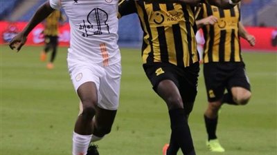 الاتحاد يستعيد توازنه ويهزم الشباب بثنائية بالدوري السعودي