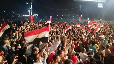 توافد عشرات الآلاف من المعلمين إلى محيط النصب التذكاري لتأييد الرئيس ومؤسسات الدولة