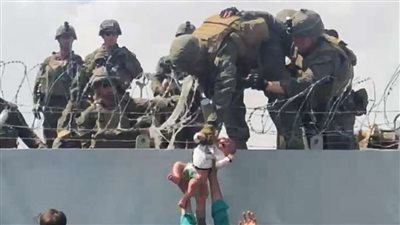 البنتاغون يكشف حقيقة عبور رضيع أفغاني لسور مطار كابول
