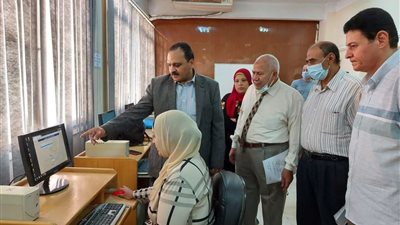 نائب رئيس جامعة بنها يتفقد معامل التنسيق الإلكتروني