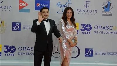 بالفيديو والصور.. زوجة محمد هنيدي تخطف الأنظار بمهرجان الجونة