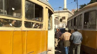 سيارة طائشة تصطدم بالترام في الإسكندرية