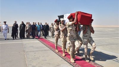 بالصور.. محافظ أسيوط يتقدم الجنازة العسكرية للشهيد 