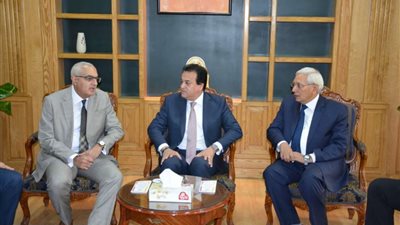 وزير التعليم العالي يفتتح وحدة زرع النخاع ويتفقد عدد من الوحدات بجامعة المنصورة