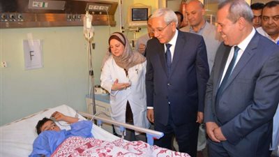 محافظ الدقهلية يزور الطفلة جنا ضحية 