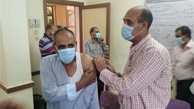 تطعيم معلمى مدرسة العقال البحرى بمركز البدارى بأسيوط