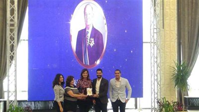 الهجرة تُهدي أسر وزراء الهجرة السابقين دروع تكريم لمجهوداتهم