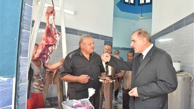 محافظ أسيوط يواصل جولاته الميدانية بتفقد منافذ بيع اللحوم بحي غرب