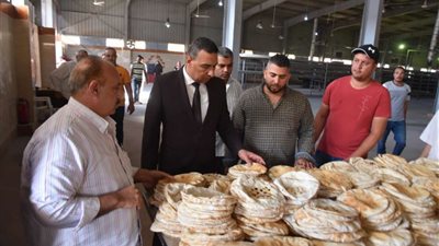 سكرتير عام مطروح يتفقد مجمع المخابز للاطمئنان على جودة الخبز