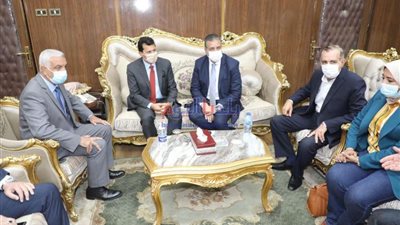 محافـظ المنوفية يلتقي عددًا من المواطنين لبحث مطالبهم