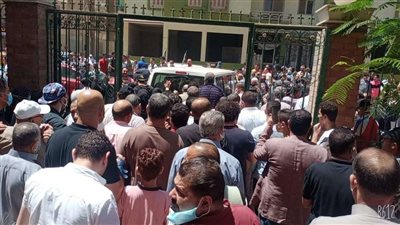 المئات يشيعون جثمان والدة اللاعب أحمد حسن لمثواها الأخير بالمنيا