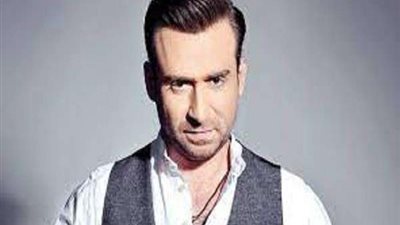 بالصور | نضال الشافعي في المستشفى.. والأب بطرس دانيال يهديه أيات الله الحسنى