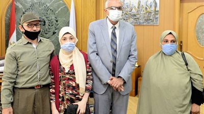 بالصور | رئيس جامعة المنصورة يهدي منحة مجانية للأولى على الثانوية العامة أدبي بالدقهلية