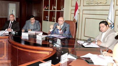 محافظ بني سويف يناقش الموقف المالي لمشروعات الخطة الاستثمارية