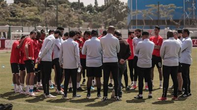 موسيماني يُحاضر لاعبي الأهلي استعدادًا للجونة