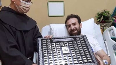 رئيس المركز الكاثوليكي يهدي نضال الشافعي 