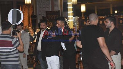 بعد انتهاء خلافهما.. أحمد فهمي أول الحاضرين لـ عزاء حماة محمد رمضان (صور)