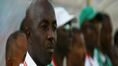 مدرب نيجيريا السابق يُعلن إطلاق سراح والدته بعد اختطاف 10 أسابيع