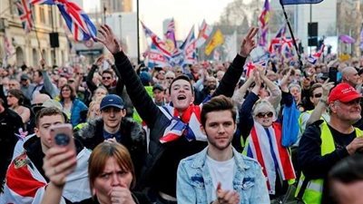 آلاف المتظاهرين يحتجون في شوارع بريطانيا بسبب 