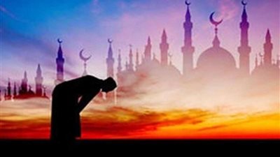 الإفتاء توضح حكم الاقتداء بالإمام والمصلي فى المنزل