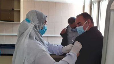 القائم بأعمال رئيس جامعة بنها يتابع خطة تطعيم منتسبيها بـ لقاح كورونا