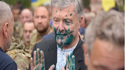 رئيس أوكرانيا يتعرض للضرب أثناء احتفالات عيد الاستقلال | فيديو