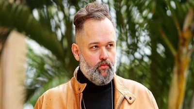 محمد محمود عبد العزيز يعلن خطبته بعروس من خارج الوسط الفني