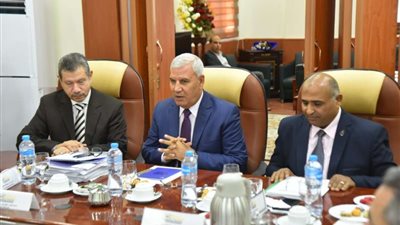 محافظ مطروح يؤكد على أهمية نشر الوعي الوطني بين الطلاب