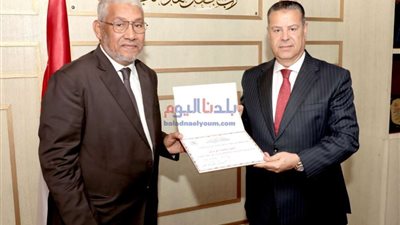 محافظ بني سويف يكرم مدير الضرائب العقارية لبلوغه سن المعاش