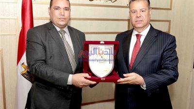 محافظ بني سويف يهدي درع المحافظة لمفوض الدولة لانتهاء فترة عمله