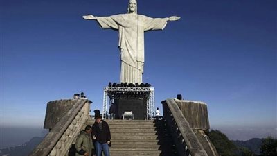البرازيل تعتقل شابين صعدا على تمثال المسيح
