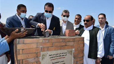 بالصور | خالد عبدالغفار يضع حجر الأساس للمجمع الطبي الشامل بجامعة مطروح