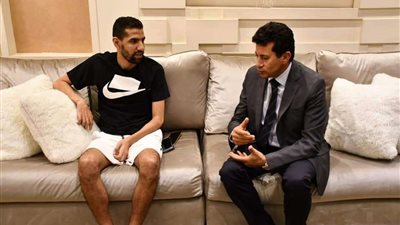 وزير الشباب والرياضة يزور مؤمن زكريا في منزله