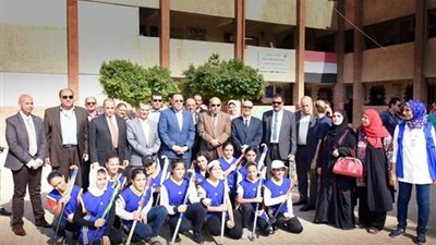 محافظ الشرقية يشهد تدريبات طالبات مدرسة الزقازيق الرياضية على لعبة الهوكي