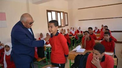 محافظ الوادي الجديد يدعم مدرسة الزهور الإعدادية بـ15 ألف جنيه