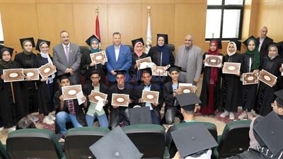 بالأسماء.. محافظ بني سويف يكرم 65 من أوائل الشهادات العامة والفنية