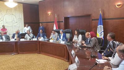 ياسمين فؤاد تجتمع بموظفي شئون البيئة لمناقشة خطة تطوير المنظومة بالبحيرة